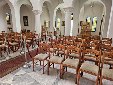Shkodra - Eine Stadt der Gegensätze 28 Stühle in der Kirche