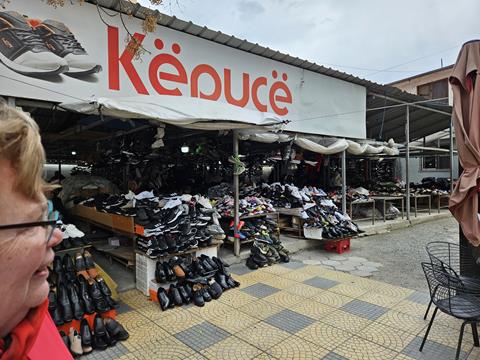 Shkodra - Eine Stadt der Gegensätze 19 Schuhändler in Shkodra