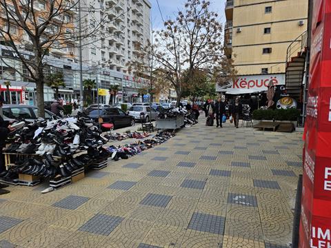 Shkodra - Eine Stadt der Gegensätze 20 Schuhe auf der Straße