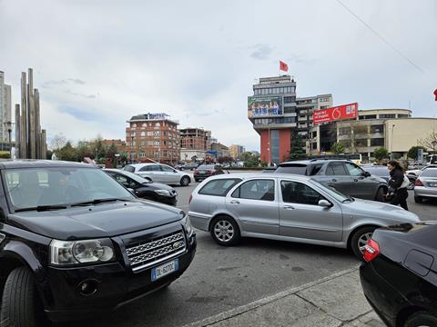 Shkodra - Eine Stadt der Gegensätze 14 Privte Taxi warten auf Kunden